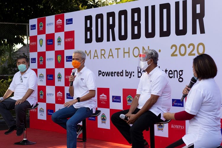 Gubernur Jawa Tengah, Ganjar Pranowo (tengah) dalam acara Press Conference dan Launching Borobudur Marathon 2020, Selasa (8/9/2020). 