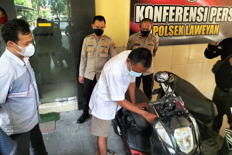 Seorang pria berinisial FB (kemeja putih) tukang becak di Kota Solo, Jawa Tengah, diamuk massa dan ditangkap atas dugaan pencurian motor sedang memperagakan aksi pencuriannya