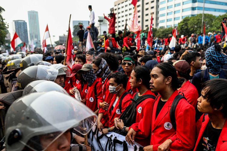 Polisi berjaga di Depan Gedung DPR/MPR, Jalan Gatot Subroto, Senayan, Jakarta Pusat, Selasa (24/9/2019).