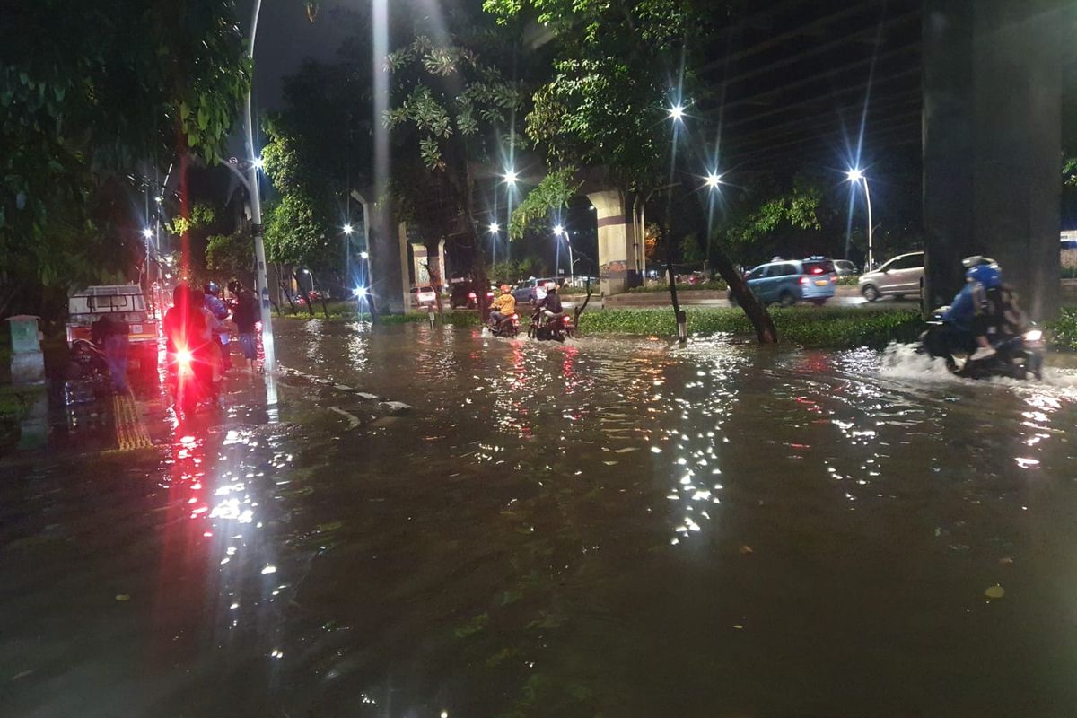 Jalan Jenderal Ahmad Yani, Cempaka Putih, Jakarta Pusat, terendam banjir sekitar 30 sentimeter akibat hujan deras mengguyur sejumlah wilayah Jakarta, Kamis (6/10/2022).
