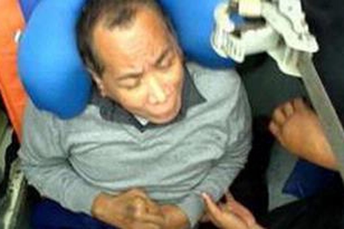 Bekas Bupati Syaukani HR, terpidana korupsi APBD Kutai Kartanegara, saat tiba di Bandara Sepinggan, Balikpapan, Sabtu (24/4/2010).