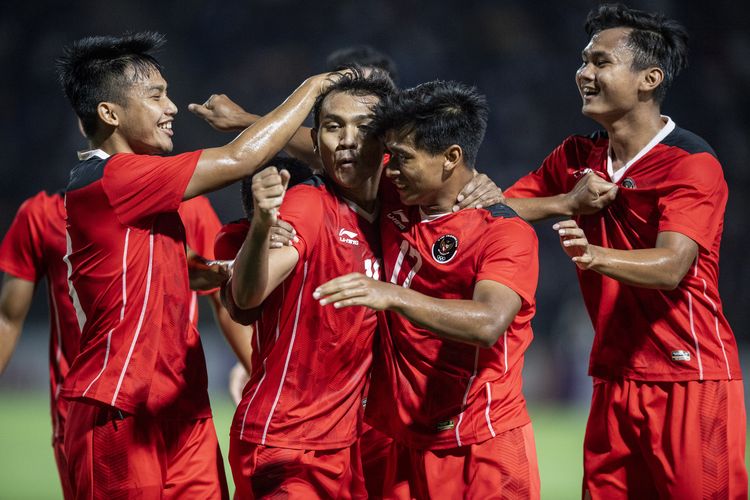 Pesepak bola Timnas Indonesia U-22 melakukan selebrasi seusai mencetak gol ke gawang Timnas Kamboja saat pertandingan Grup A Sepak Bola SEA Games 2023 di National Olympic Stadium, Phnom Penh, Kamboja, Rabu (10/5/2023). ANTARA FOTO/M Agung Rajasa/aww.