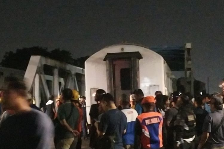 Gerbong kereta api yang terlibat kecelakaan dengan truk di Jalan Madukoro, Kota Semarang, Jawa Tengah