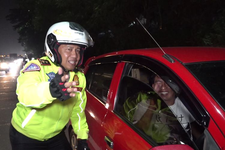 Kepala Korps Lalu Lintas (Kakorlantas) Polri Irjen Pol Aan Suhanan melakukan inspeksi dadakan ke para pemudik yang memarkirkan kendaraannya di bahu jalan Tol Jakarta Cikampek pada Senin (15/4/2024) dini hari.