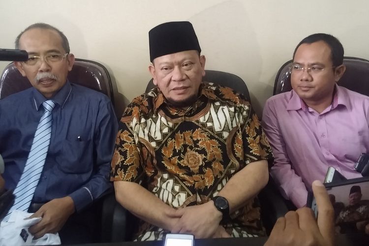 La Nyalla bersama dua tim kuasa hukumnya