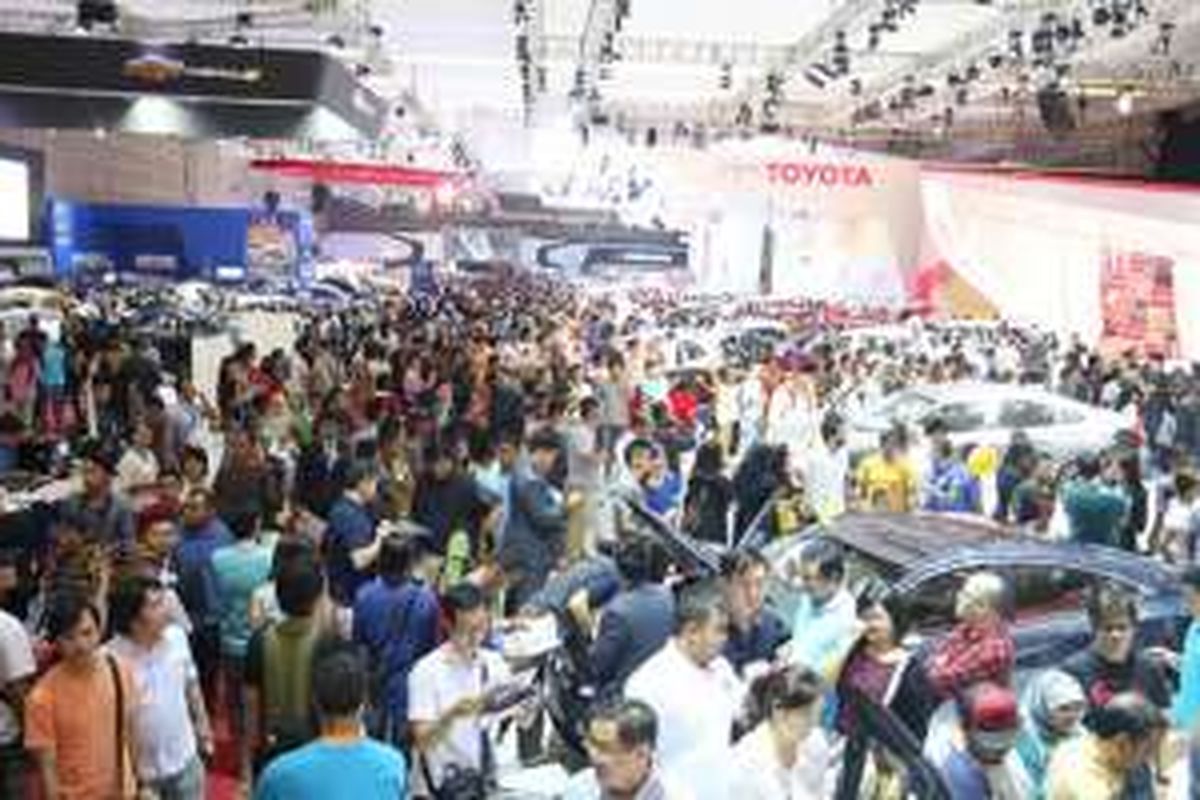 Suasana pameran IIMS 2016