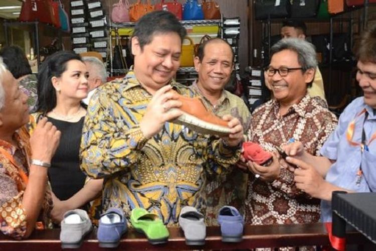 Menteri Perindustrian (Menperin) Airlangga Hartarto pada Temu Usaha, Pameran, dan Fashion Show Industri Alas Kaki, Kulit dan Aneka Nasional di Kemenperin, Jakarta, Selasa (1/11/2016).