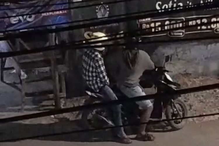 Tangkapan layar maling saat berusaha mencuri sepeda motor yang terparkir di halaman rumah warga di Desa Terusan Blok Terminal, Kecamatan Sindang, Kabupaten Indramayu, Jawa Barat, Selasa (7/10/2025)
