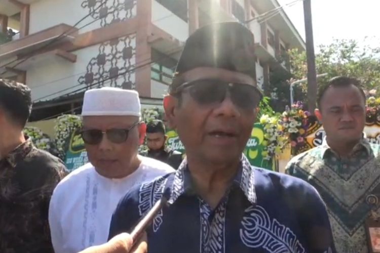 Menteri Koordinator Bidang Politik, Hukum, dan Keamanan (Menko Polhukam) Mahfud MD datang ke rumah duka istri Wakapolri di kawasan Meruya, Jakarta Barat, Sabtu (8/4/2023).