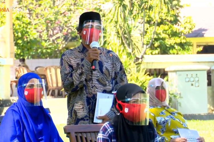 A vegetable ketupat trader when invited to the Palace for working capital assistance from President Jokowi on Wednesday (9/30/2020).