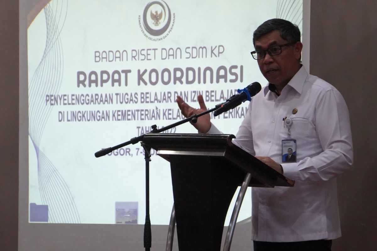Kepala Badan Riset dan Sumber Daya Manusia (BRSDM) KP I Nyoman Radiarta dalam Rapat Koordinasi (Rakor) Penyelenggaraan Tugas Belajar dan Izin Belajar bagi Pegawai Negeri Sipil (PNS) Kementerian KP di Bogor, Jawa Barat, Selasa-Jumat, 7-9 Desember 2022.
