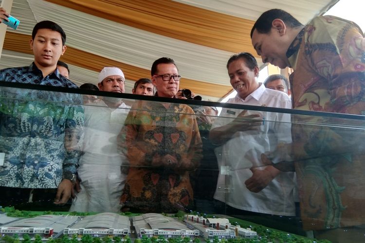 CEO PT Humpuss Land Hutomo Mandala Putra alias Tommy Soeharto saat melihat maket Pasar Induk Moderen Berkarya di Kawasan Mandala Pratama Permai, Karawang, Rabu (11/3/2020).