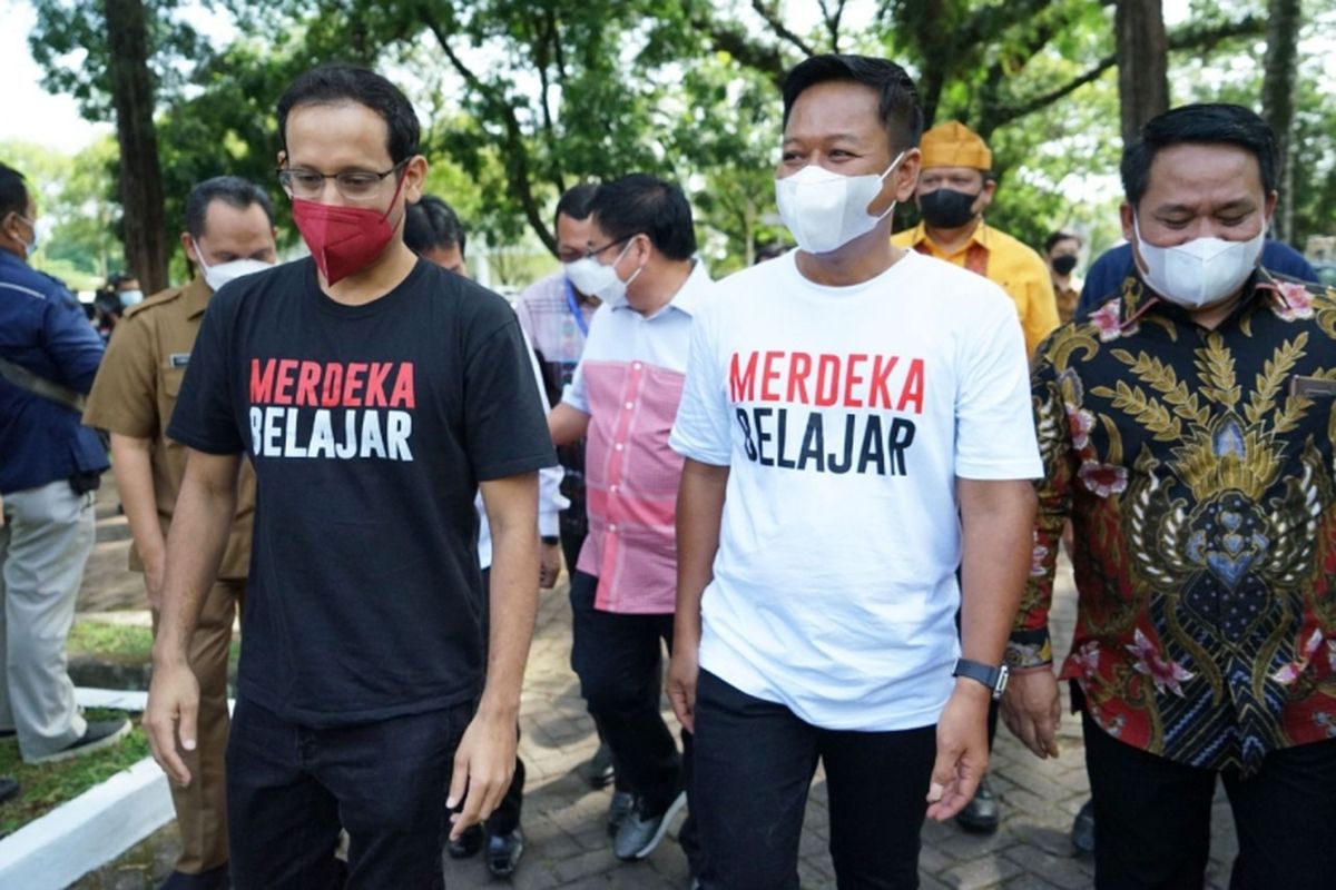 Menteri Pendidikan, Kebudayaan, Riset, dan Teknologi (Mendikbud Ristek) Nadiem Makarim bersama Rektor USU Muryanto Amin.