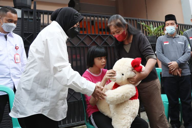 Menteri Sosial Tri Rismaharini bersama Kitabisa.com mengunjungi sekaligus menyerahkan bantuan bagi Anak Fransiska Junita Priscilla asal Bekasi, di kediaman orang tuanya Bekasi, Jawa Barat, Rabu (11/5/2022)

