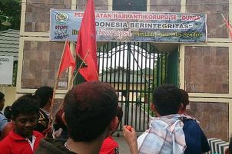 Puluhan mahasiswa melempari pintu gerbang kantor kejaksaan tinggi Sultra dengan tomat dan telur busuk pada peringatan hari Anti Korupsi