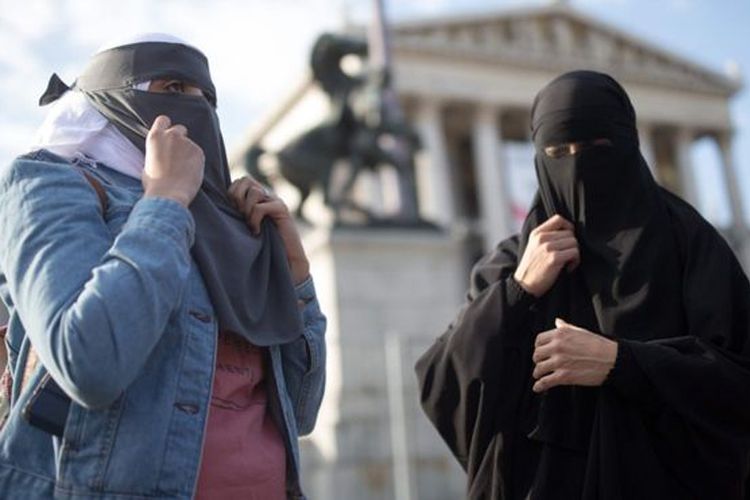 Aksi unjuk rasa menentang larangan burka dan niqab berlangsung di ibu kota Wina pada hari pemberlakukan undang-undang. 