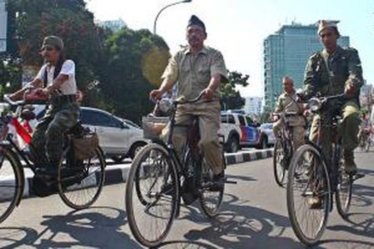 Komunitas sepeda onthel ikut menyemarakkan Napak Tilas 2013, Jumat (16/8/2013).