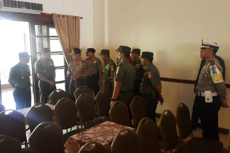Kapolda Jateng, Irjen Condro Kirono berbincang dengan Pangdam IV Diponegoro, Mayjen TNI Tatang Sulaiman di Gedung Graha Saba Buana Solo, Jumat ( 3/11/2017).