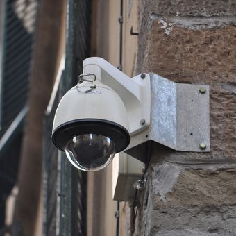 Ilustrasi CCTV di rumah, memasang CCTV di luar rumah.