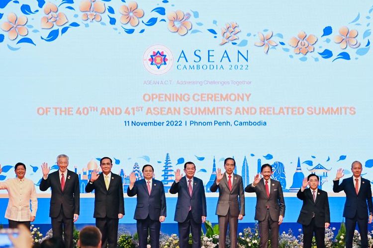 Presiden Joko Widodo berfoto bersama sejumlah pemimpin negara ASEAN dalam acara pembukaan Konferensi Tingkat Tinggi (KTT) ASEAN di Phnom Penh, Kamboja, Jumat (11/11/2022).