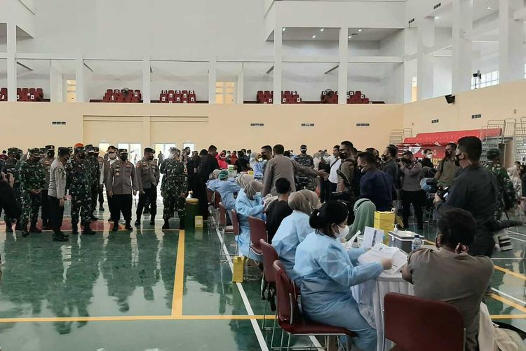 Panglima TNI bersama Kapolri dan Gubernur Banten meninjau pelaksanaan vaksinasi di auditorium Untirta Serang