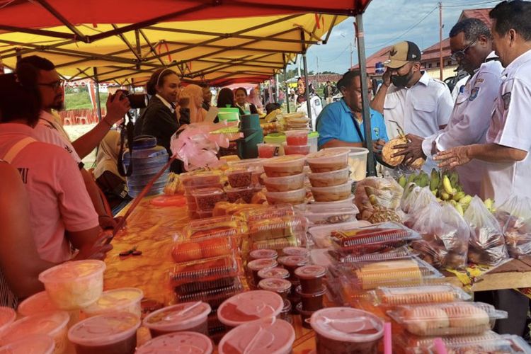 Pelaku UMKM Kabupaten Sorong menjajahkan produk mereka di Pasar Induk Aimas, Rabu (24/4/2024).