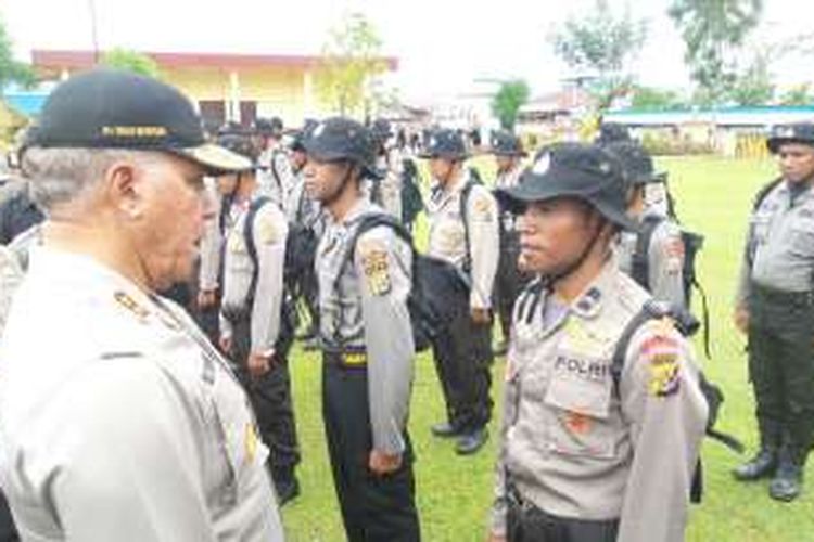  Kapolda Papua Irjen Pol Paulus Waterpauw saat mengecek puluhan anggota yang mengikuti rehabilitasi di SPN Jayapura pada 27 Juli 2016 lalu.