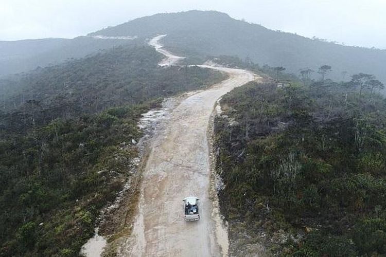 Jalan Trans Papua Menembus Gunung Dan Membelah Bukit