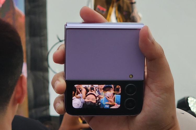 Ilustrasi fitur Quick Shot di Galaxy Z Flip 4 dipakai di suasana konser.
