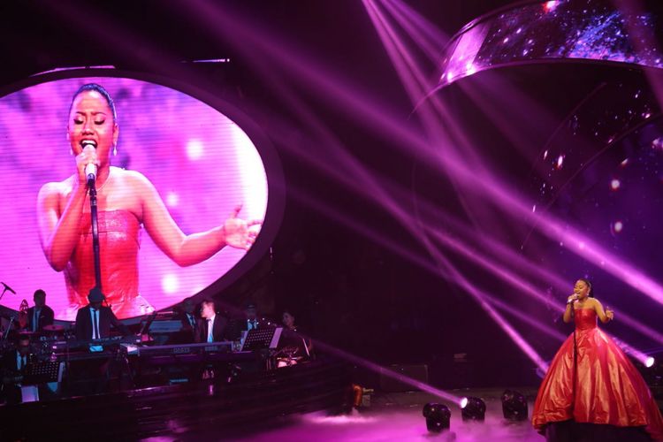 Maria Simorangkir menyanyikan My Heart Will Go On dari penyanyi dunia Celine Dion di grand final Indonesian Idol 2018, di Ecovention Ancol, Jakarta Utara, Senin (16/4/2018).
