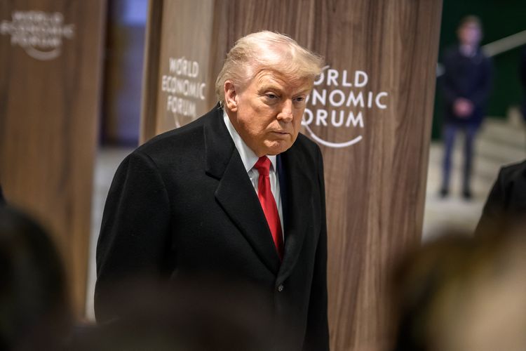 Kebijakan Donald Trump menarik Amerika Serikat dari berbagai komitmen iklim menuai kritik. Pakar menilai langkah ini berisiko perparah krisis iklim.