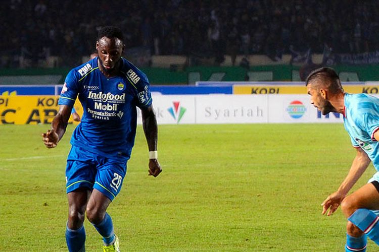 Penyerang Persib Bandung, Geoffrey Castillion (kiri), mencoba melewati hadangan bek Persela Lamongan Jasmin Mecinovic (kanan), saat kedua tim bertemu pada pekan pertama Liga 1 2020, di Stadion Si Jalak Harupat, Minggu (1/3/2020). 