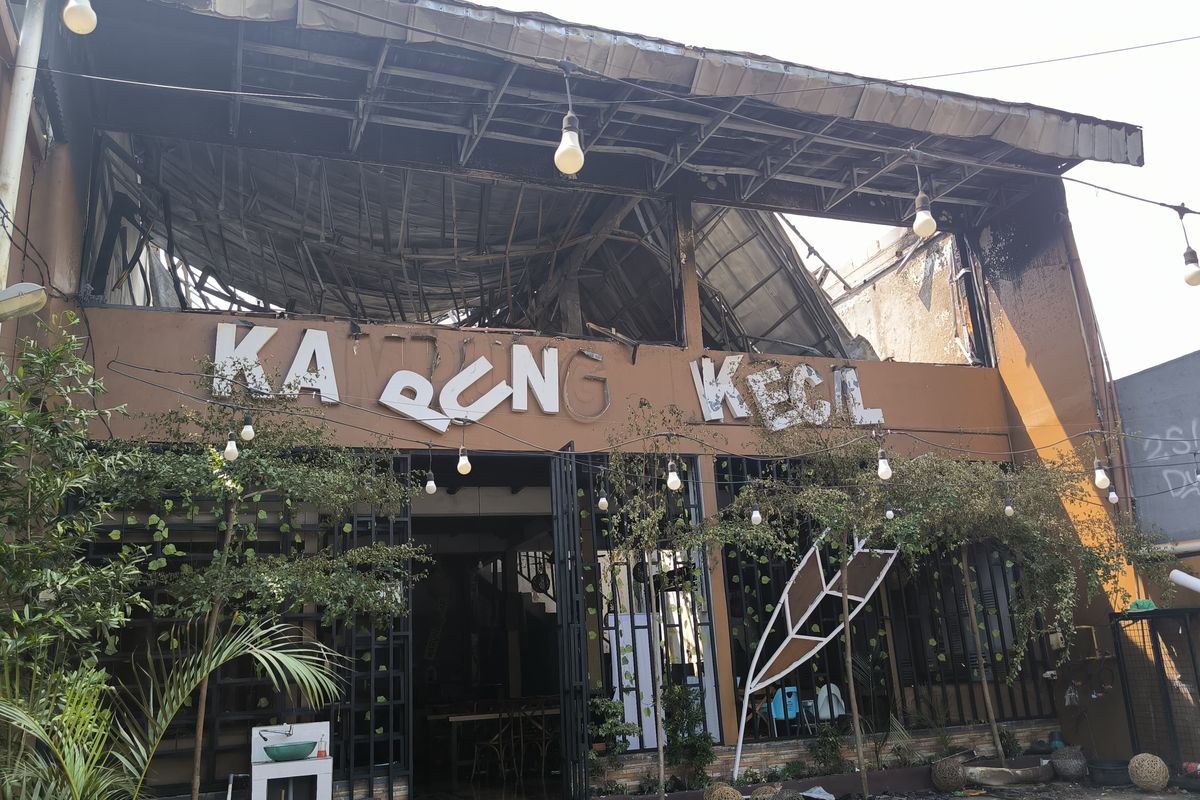 Kondisi rumah makan Kampung kecil BSD hancur pasca kebakaran.