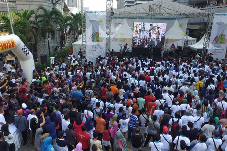 Antusiasme pengunjung Car Free Day menikmati hiburan di pangung PLN dalam rangka peringatan Hari Pelanggan Nasional di Jakarta (10/9)