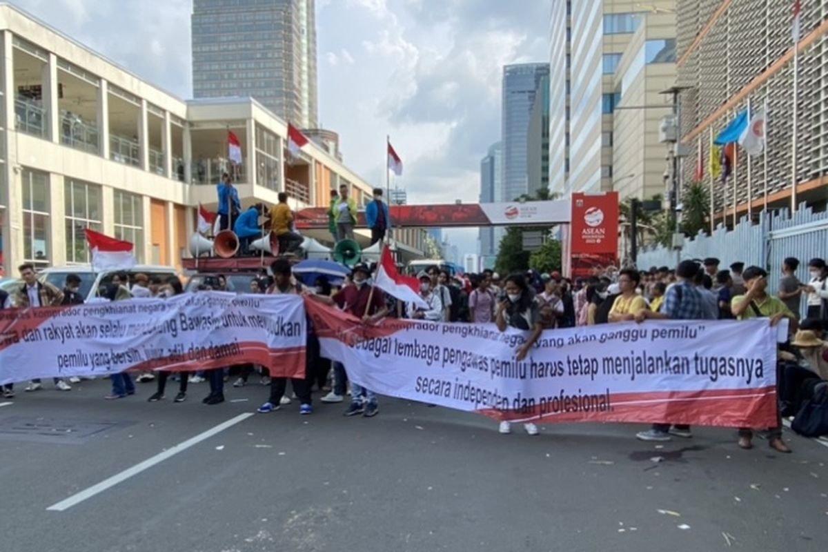 Sejumlah massa yang mengatasnamakan Mahasiswa Peduli Demokrasi menggelar aksi damai di depan Bawaslu RI Jalan MH Thamrin, Menteng, Jakarta Pusat pada Senin (19/2/2024). 