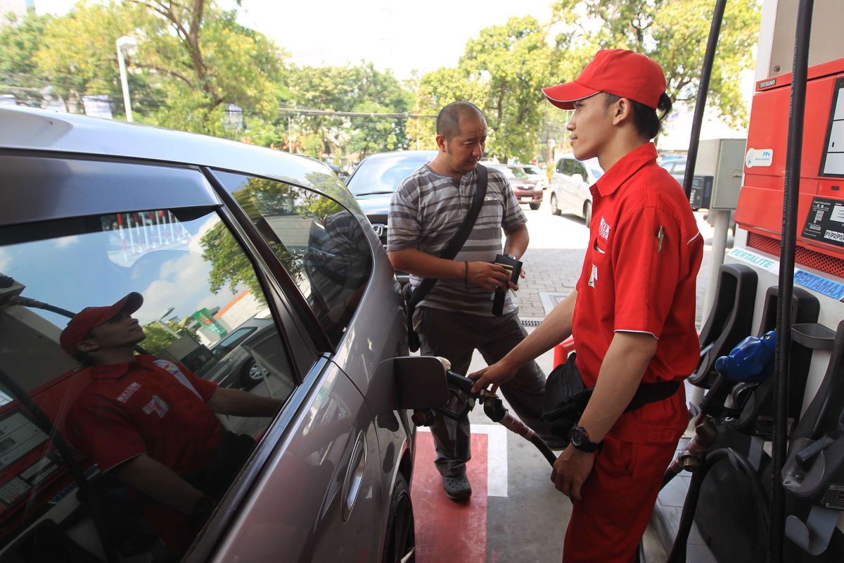 Petugas melayani pembeli Pertalite di SPBU Abdul Muis, Jakarta Pusat, Jumat (24/7/2015). PT Pertamina (Persero) mulai menjual Pertalite dengan oktan 90 kepada konsumen dengan harga Rp.8400 perliter. KOMPAS IMAGES/KRISTIANTO PURNOMO