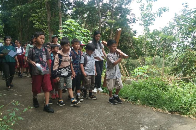 Pelajar SD Kanisius Kenalan melakoni jalan salib menuju Gua Maria Welas Asih di Kulonprogo, DI Yogyakarta, Selasa (26/3/2024).