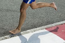 Lebih Baik Mana: Berlari Memakai Sepatu atau Tanpa Alas Kaki?