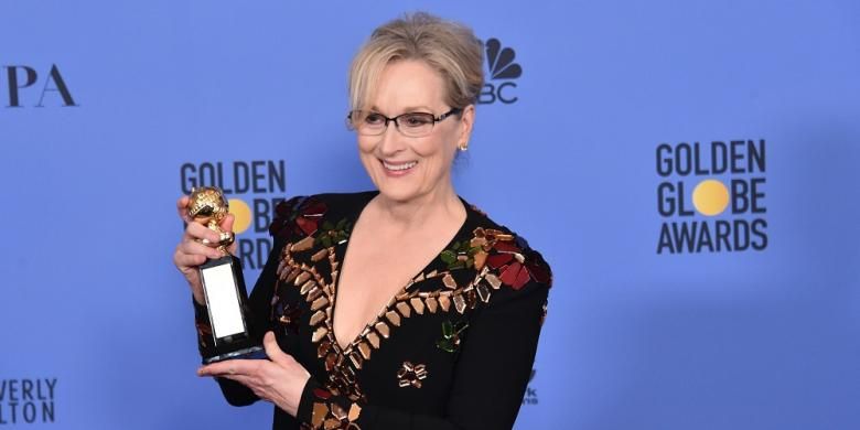 Aktris Meryl Streep berpose dengan penghargaan Cecil B DeMille pada Golden Globe Awards 2017 di The Beverly Hilton Hotel, Beverly Hills, California, Minggu (8/1/2017).