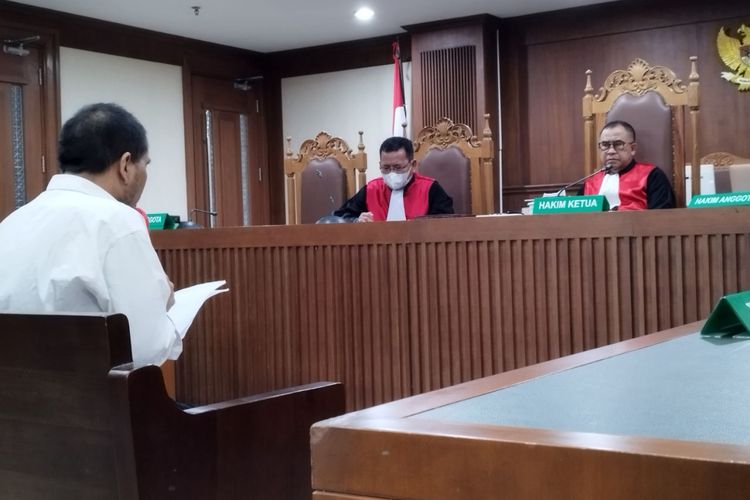 Rudolf Tobing membacakan nota pembelaan buatannya di depan majelis hakim di Pengadilan Negeri Jakpus, Rabu (5/7/2023). (KOMPAS.com/XENA OLIVIA)
