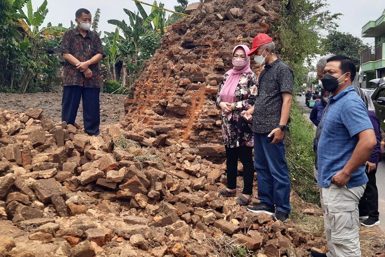 Bupati Sukoharjo Etik Suryani meninjau tembok Benteng Kartasura yang dijebol di Kampung Krapyak Kulon RT 002/RW 010, Kelurahan Kartasura, Kecamatan Kartasura, Sukoharjo, Jawa Tengah, Sabtu (23/4/2022).