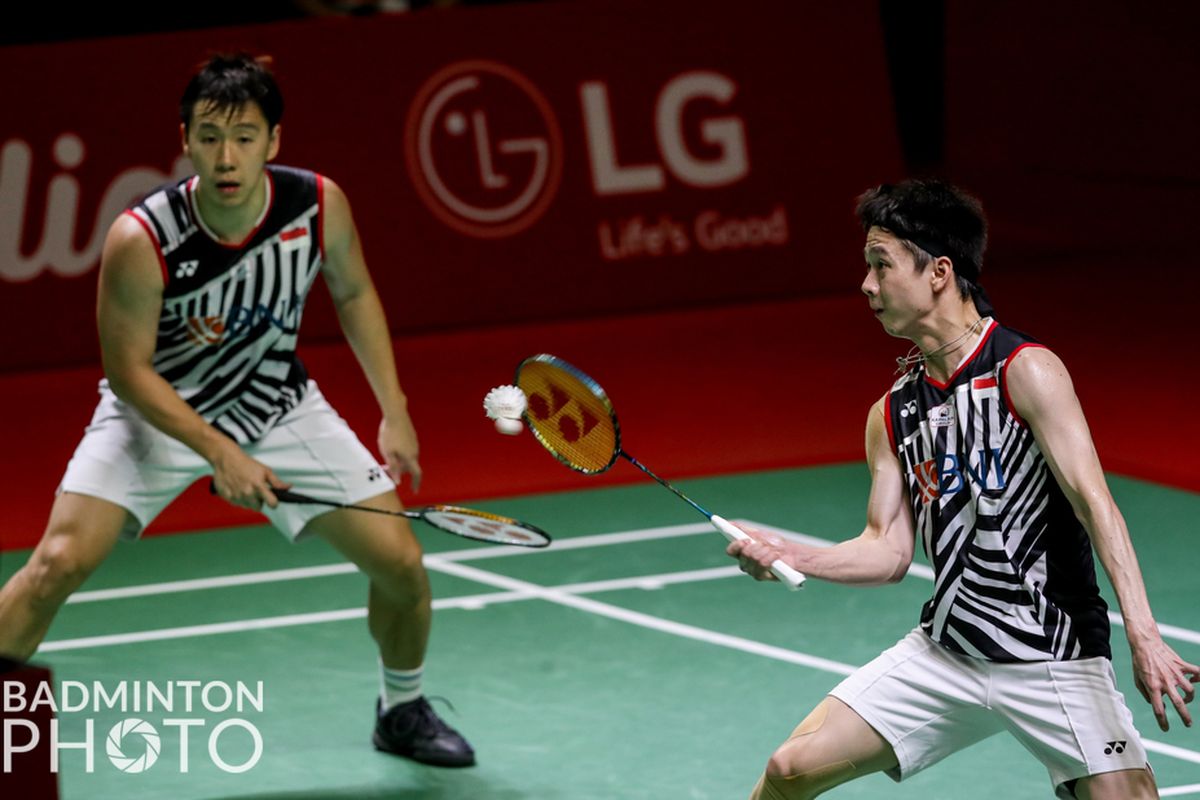 Ganda putra Indonesia, Marcus Fernaldi Gideon/Kevin Sanjaya Sukamuljo, saat berjuang melawan Lee Yang/Wang Chi-Lin (Taiwan) pada semifinal BWF World Tour Finals 2021 yang berlangsung di Mangupura Hall, The Westin Resort, Nusa Dua, Bali, Sabtu (4/12/2021).