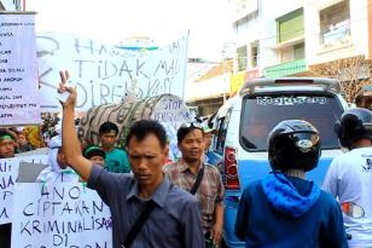 Ratusan PKL Kota Cirebon, berunjuk rasa menolak rencana relokasi PKL dengan menutupi sepanjang jalan protokol, membawa keranda mayat, pocong-pocongan, dan poster, hingga kantor Wali Kota Cirebon, Senin (8/9/2014).