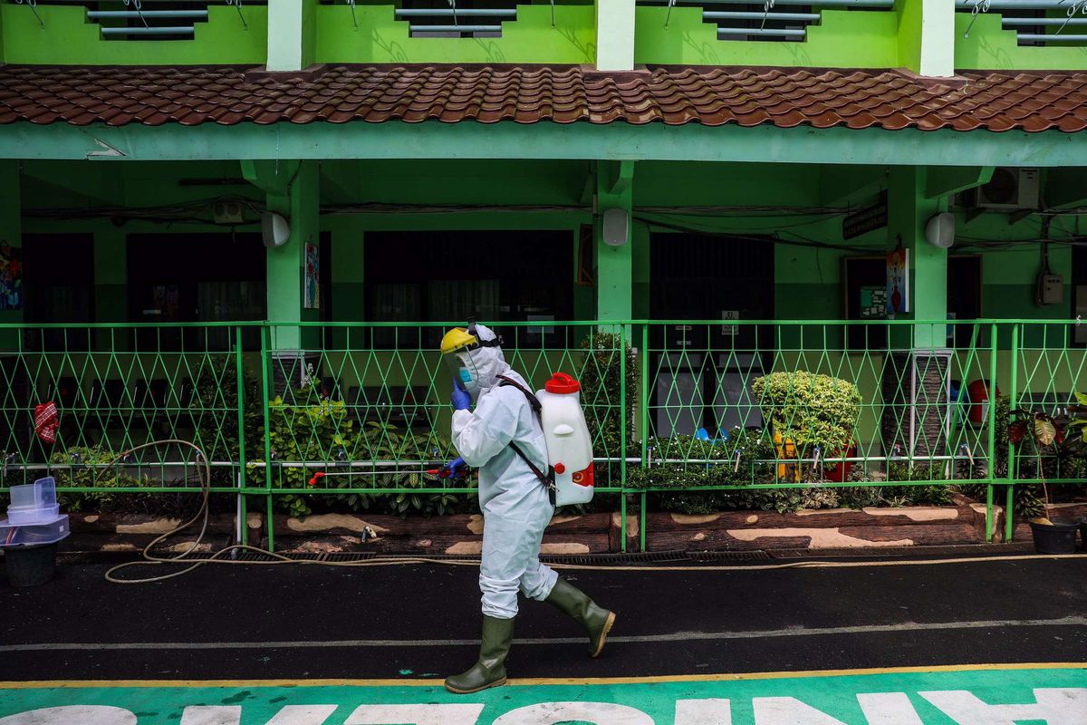 Petugas Palang Merah Indonesia (PMI) Jakarta Pusat menyemprotkan cairan disinfektan di sekolah SMAN 4, Jalan Batu, Gambir, Jakarta Pusat, Selasa (23/6/2020). Palang Merah Indonesia mengencarkan penyemprotan cairan disinfektan di sekolah di tengah masa penerimaan peserta didik baru (PPDB) tahun ajaran 2020/2021.