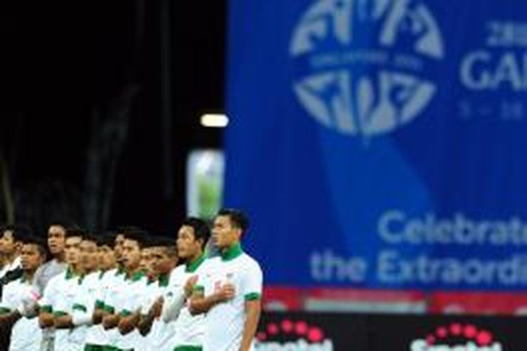 Pemain tim nasional Indonesia U-23 menyanyikan lagu kebangsaan sebelum pertandingan perebutan medali perunggu cabang sepak bola SEA Games 2015 melawan Vietnam, Senin (15/6/2015). 