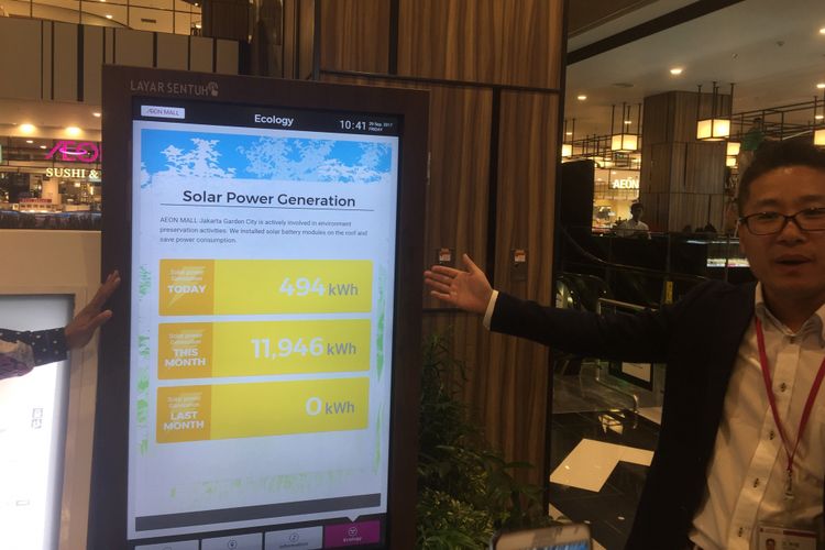 Manager AEON Mall Co. Ltd. Shim Hyungshik menunjukkan data penggunaan energi listrik yang dihasilkan dari panel surya di AEON Mall Jakarta Garden City, Jumat (29/9/2017).