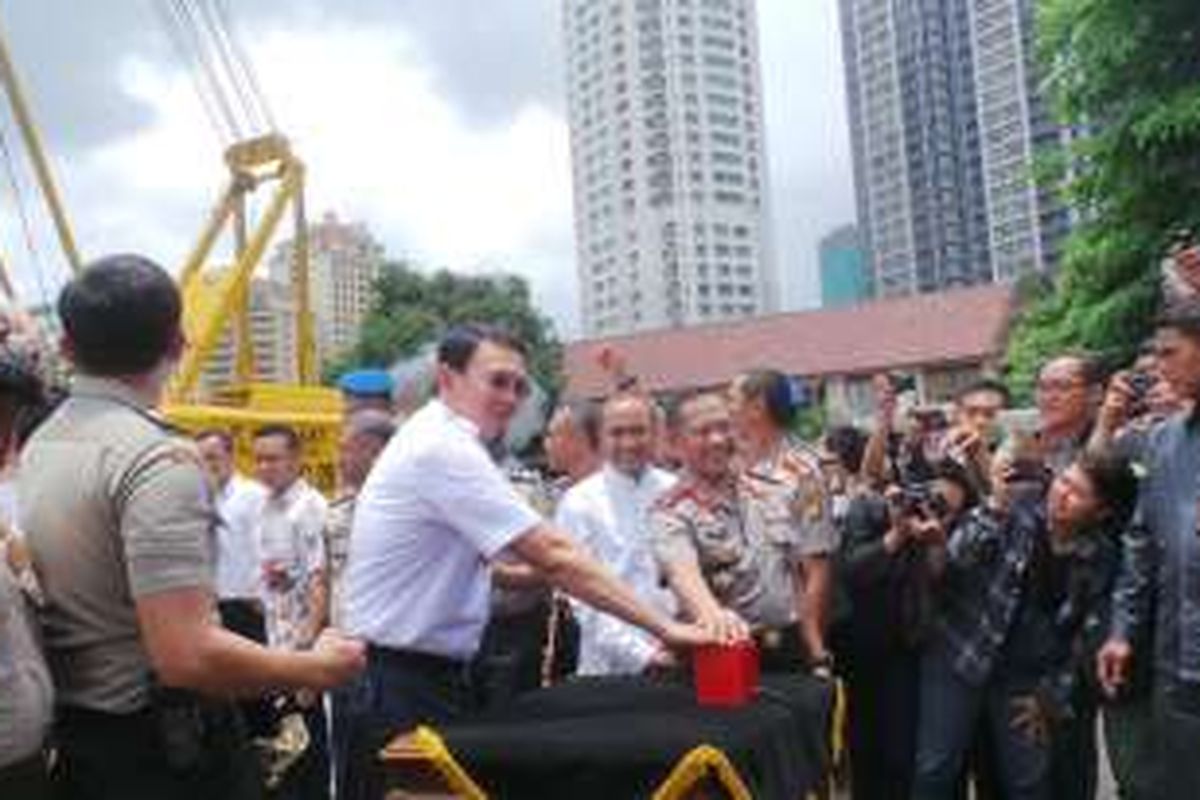 Gubernur DKI Jakarta Basuki Tjahaja Purnama bersama Kapolda Metro Jaya Irjen Pol Tito Karnavian saat melakukan groundbreaking pembangunan lapangan parkir Mapolda Metro Jaya, Rabu (2/3/2016). 