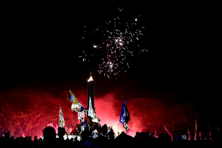 Suporter Arema FC, Aremania merayakan hari jadi tim kebanggaannya ke-33 tahun di Alun-alun Tugu Malang, Jawa Timur (11/08/2020) dinihari. 