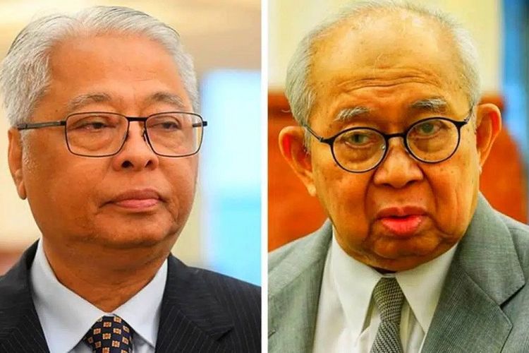 Deputi Perdana Menteri Malaysia Ismail Sabri Yaakob (kiri) dan politisi veteran UMNO yang juga mantan Menteri Keuangan Tengku Razaleigh Hamzah. Ismail dan Ku Li digadang-gadang sebagai calon kuat Perdana Menteri baru Malaysia jika Muhyiddin Yassin mengundurkan diri atau kalah mosi tidak percaya