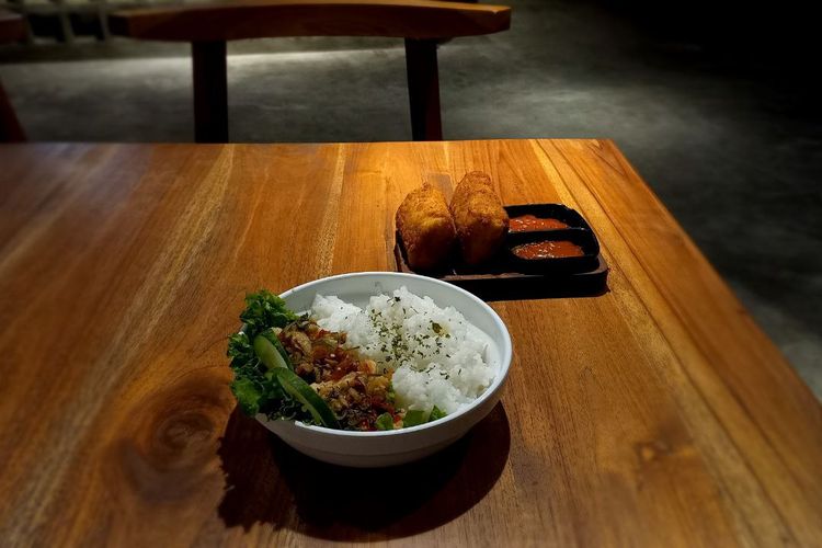 Nasi Ayam Sambal Matah dan Risol Mayo, salah satu menu andalan Kaledupa Solo.